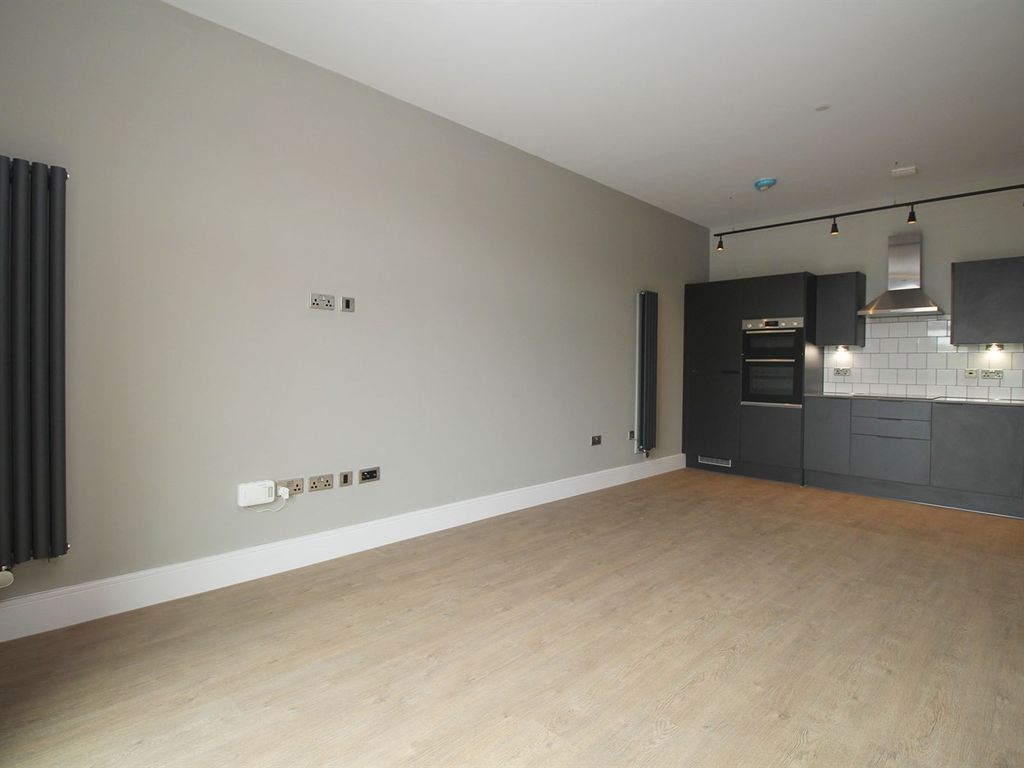 2 bed flat to rent in Falcon Street, Loughborough LE11, £1,350 pcm