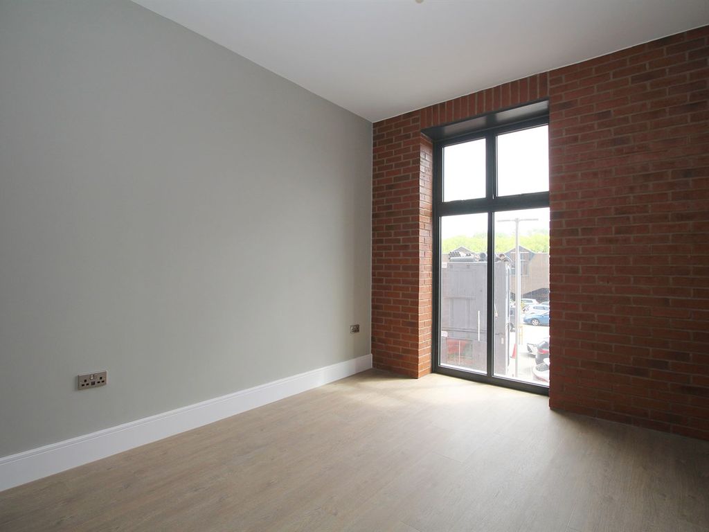 2 bed flat to rent in Falcon Street, Loughborough LE11, £1,350 pcm