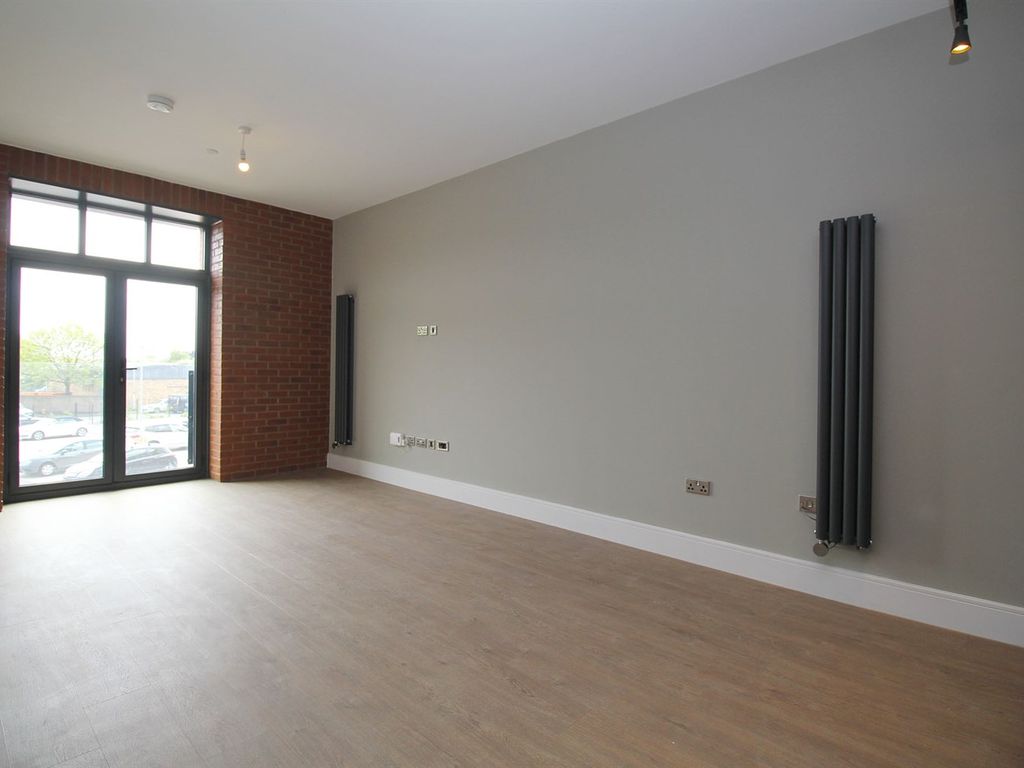 2 bed flat to rent in Falcon Street, Loughborough LE11, £1,350 pcm