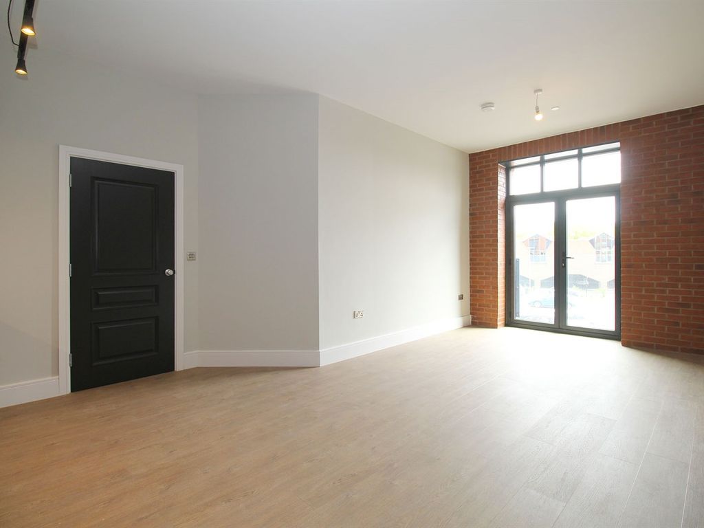 2 bed flat to rent in Falcon Street, Loughborough LE11, £1,350 pcm