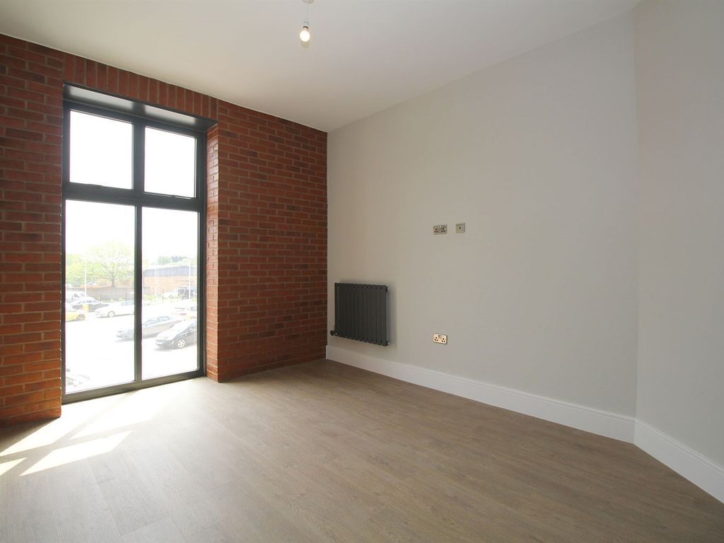 2 bed flat to rent in Falcon Street, Loughborough LE11, £1,350 pcm