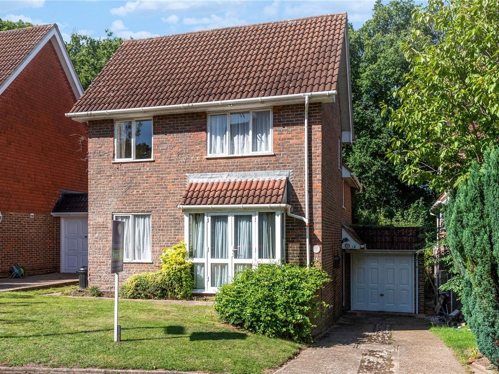 4 bed detached house for sale in Woodchurch Drive, Bromley BR1, £650,000