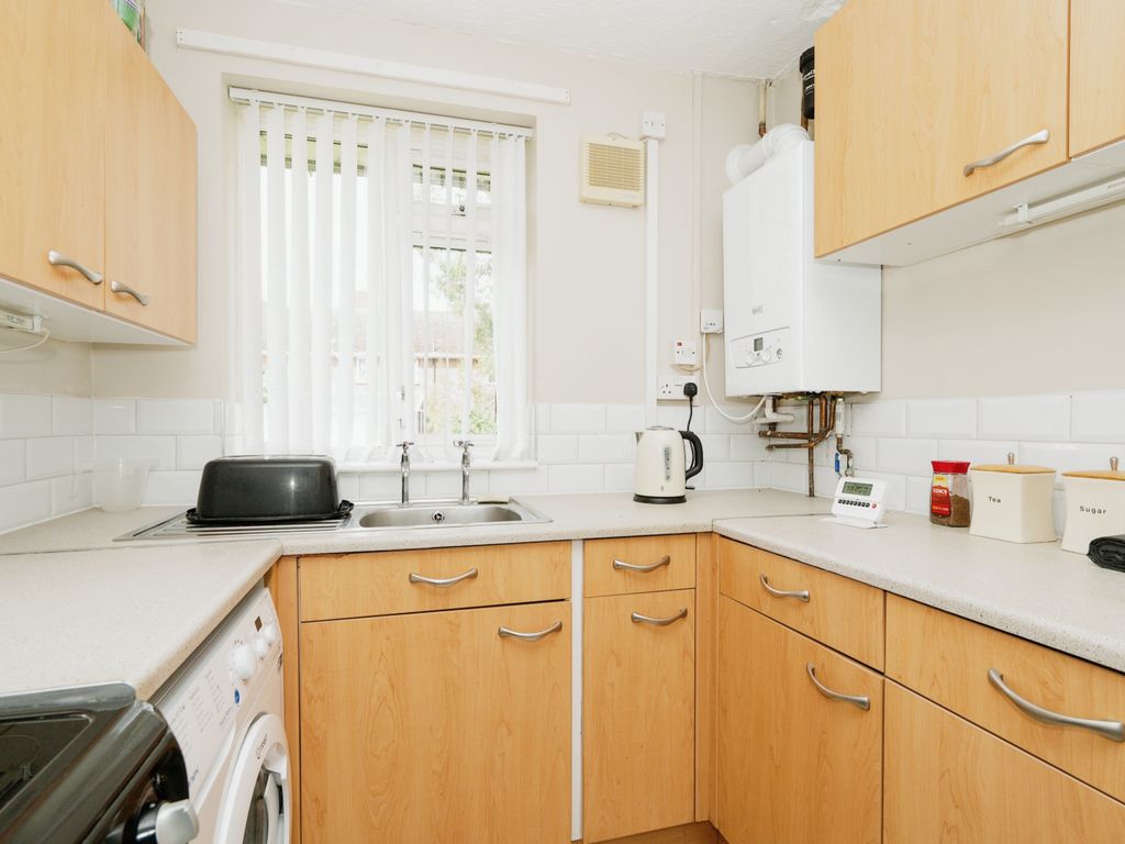 2 bed flat for sale in Cresswell Close, Norwich, Norfolk NR5, £150,000