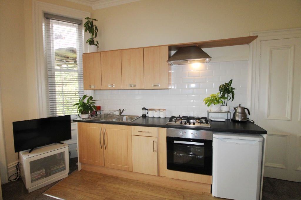 Studio to rent in West Cliff Road, Bournemouth BH4, £775 pcm