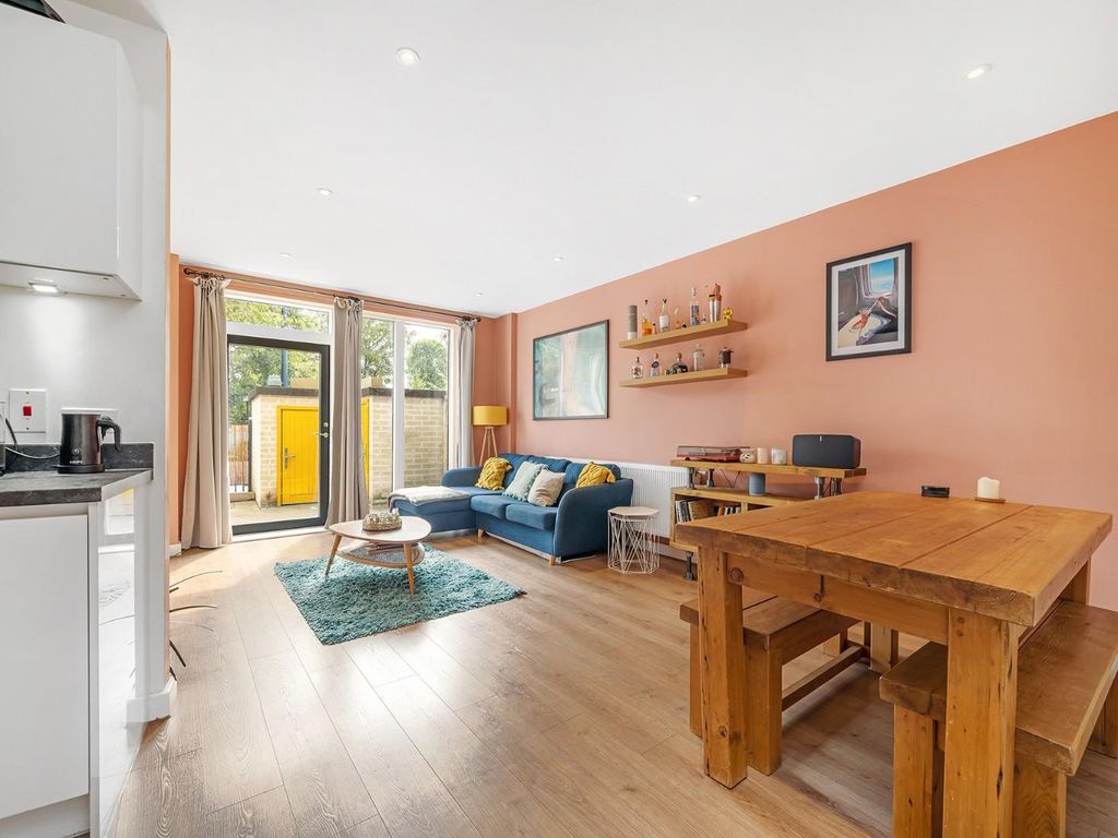 2 bed flat for sale in Barrington Road, London SW9, £580,000