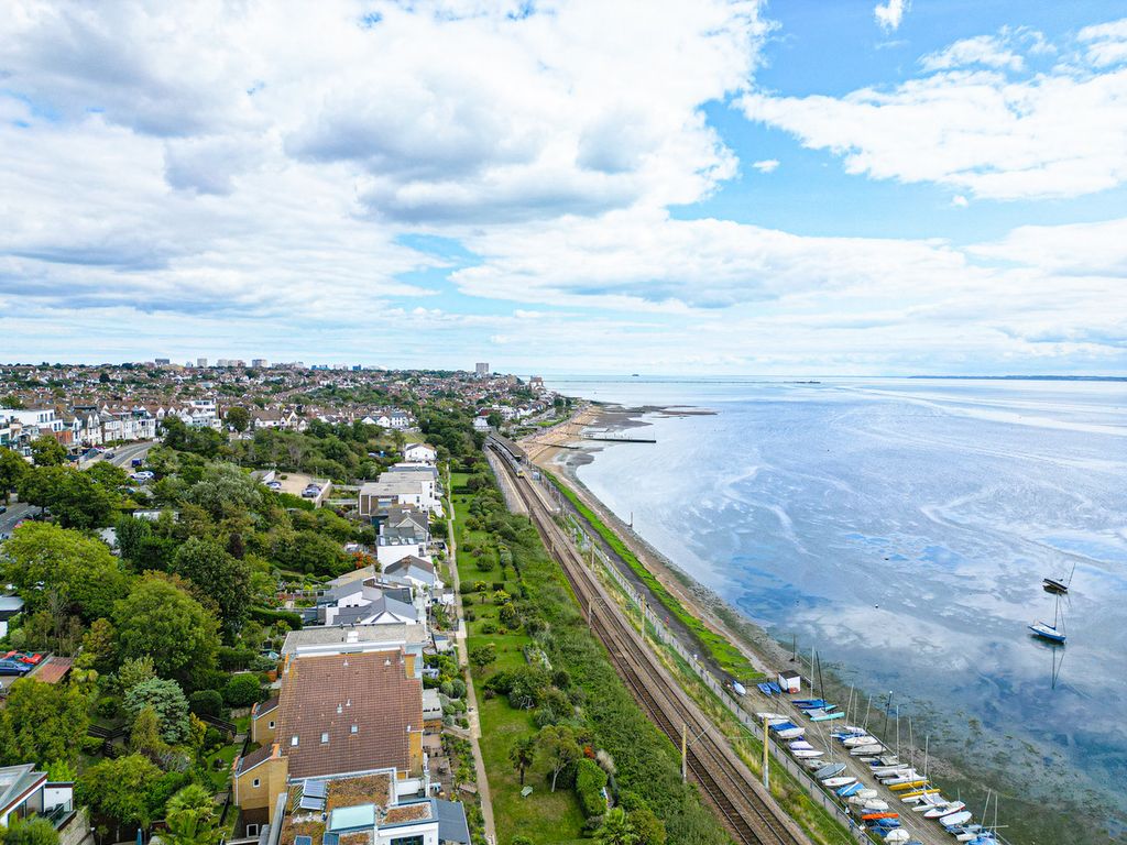 3 bed flat for sale in Undercliff Gardens, Leigh-On-Sea SS9, £850,000