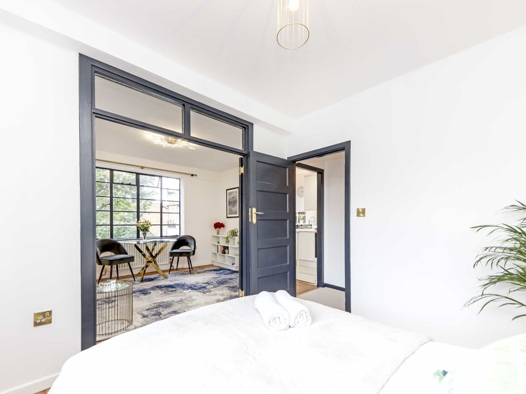 1 bed flat for sale in Shepherds Bush Road, London W6, £365,000