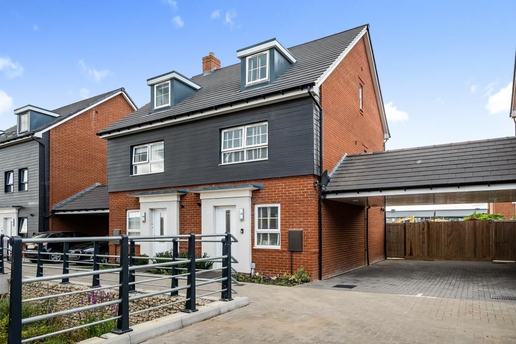 4 bed town house for sale in Grand Junction, Aylesbury HP22, £425,000