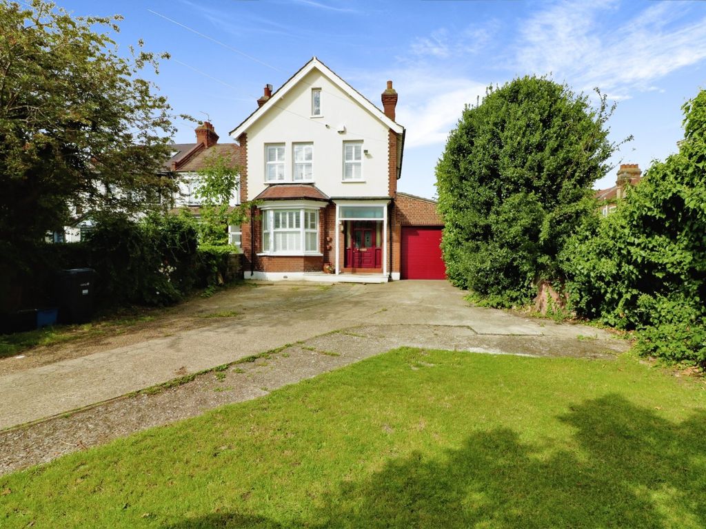 3 bed detached house for sale in Benton Road, Ilford IG1, £700,000