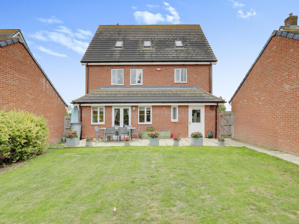5 bed detached house for sale in Shetland Crescent, Rochford SS4, £600,000