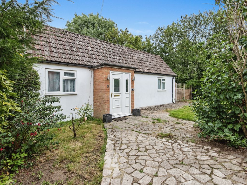 3 bed bungalow for sale in Addlestone Moor, Addlestone KT15, £435,000