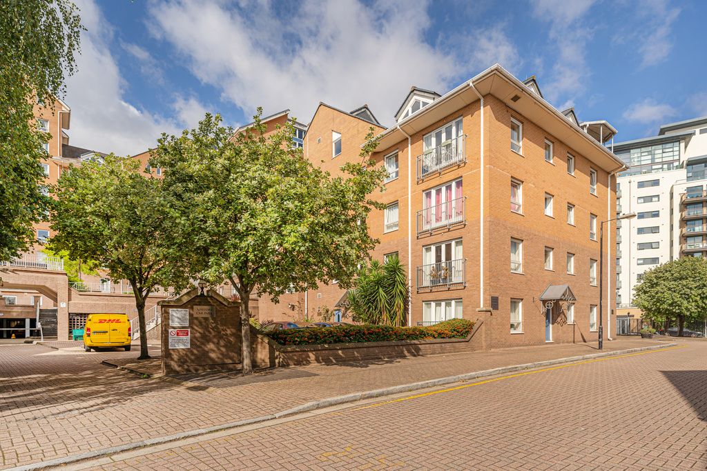 1 bed flat for sale in Homer Drive, London E14, £300,000