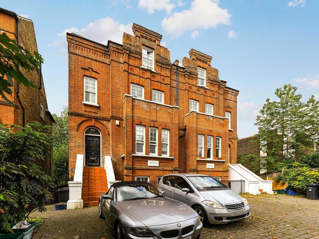 2 bed flat for sale in Hermon Hill, London E11, £575,000