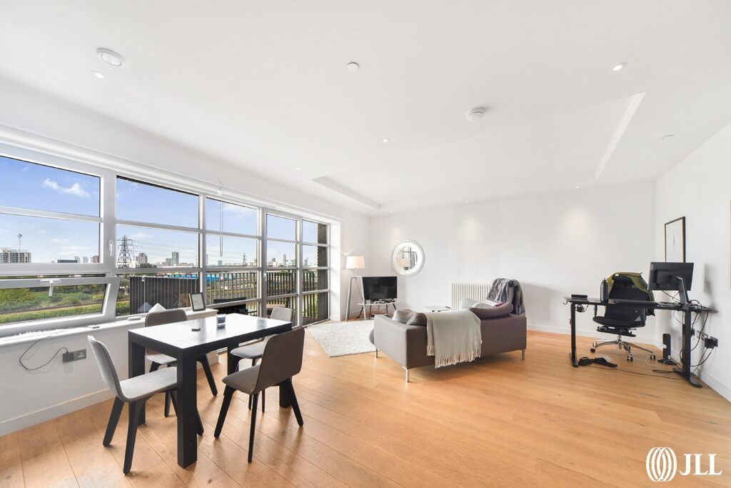 2 bed flat for sale in Hope Street, London E14, £650,000