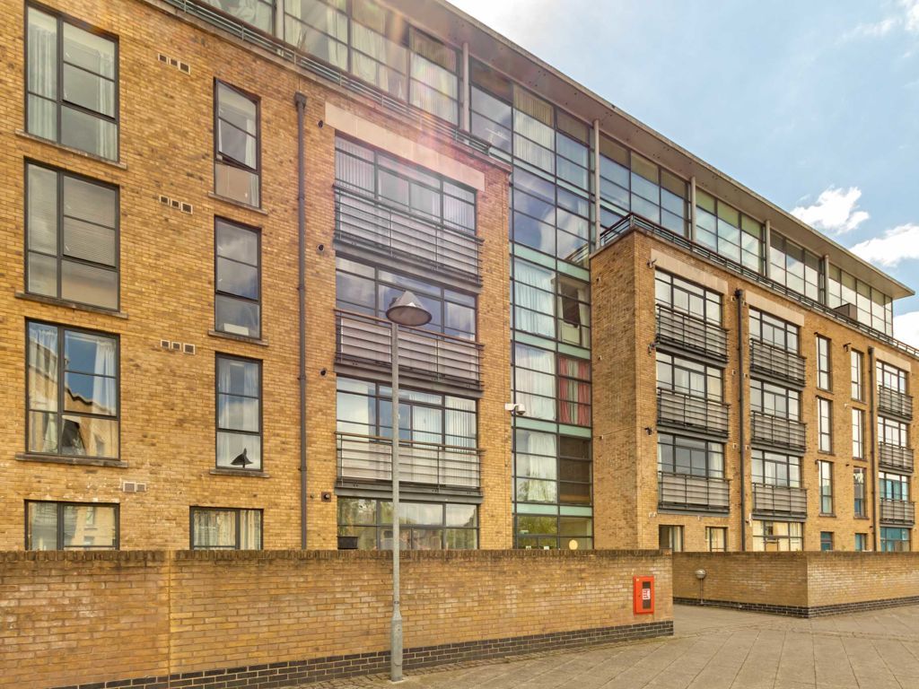 2 bed flat for sale in Point Wharf Lane, Brentford TW8, £400,000