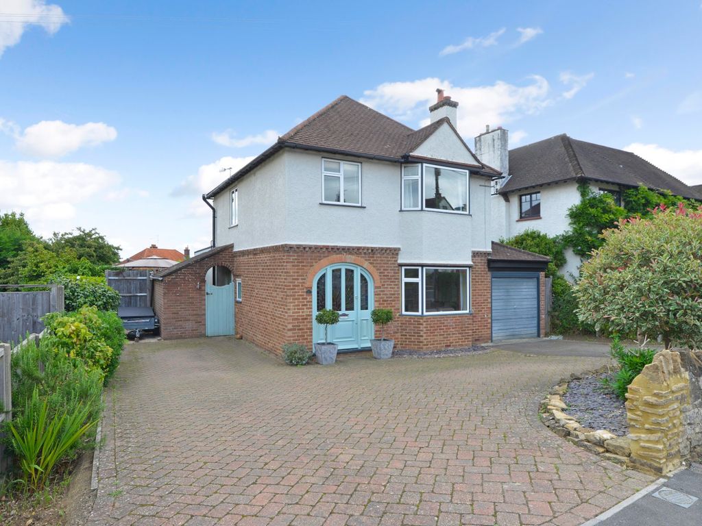 3 bed detached house for sale in Farncombe, Surrey GU7, £850,000