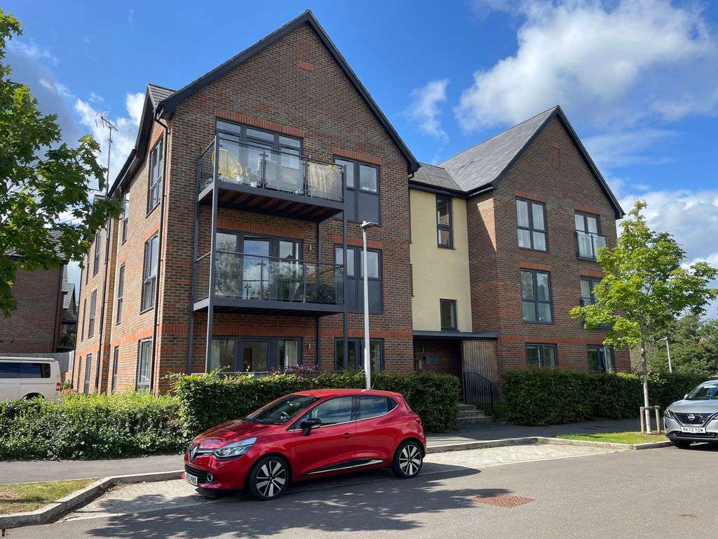 2 bed flat to rent in Princess Marina Dr, Arborfield, Reading, Berkshire RG2, £1,800 pcm