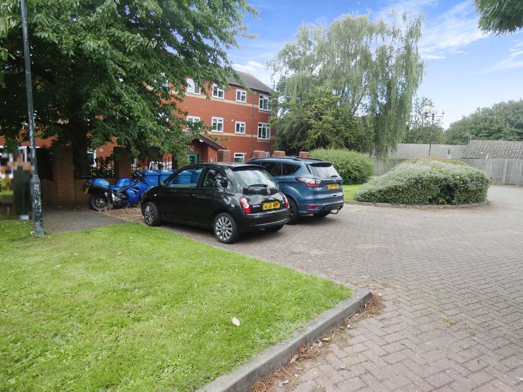 2 bed flat for sale in Masefield Drive, Tamworth, Staffordshire B79, £130,000