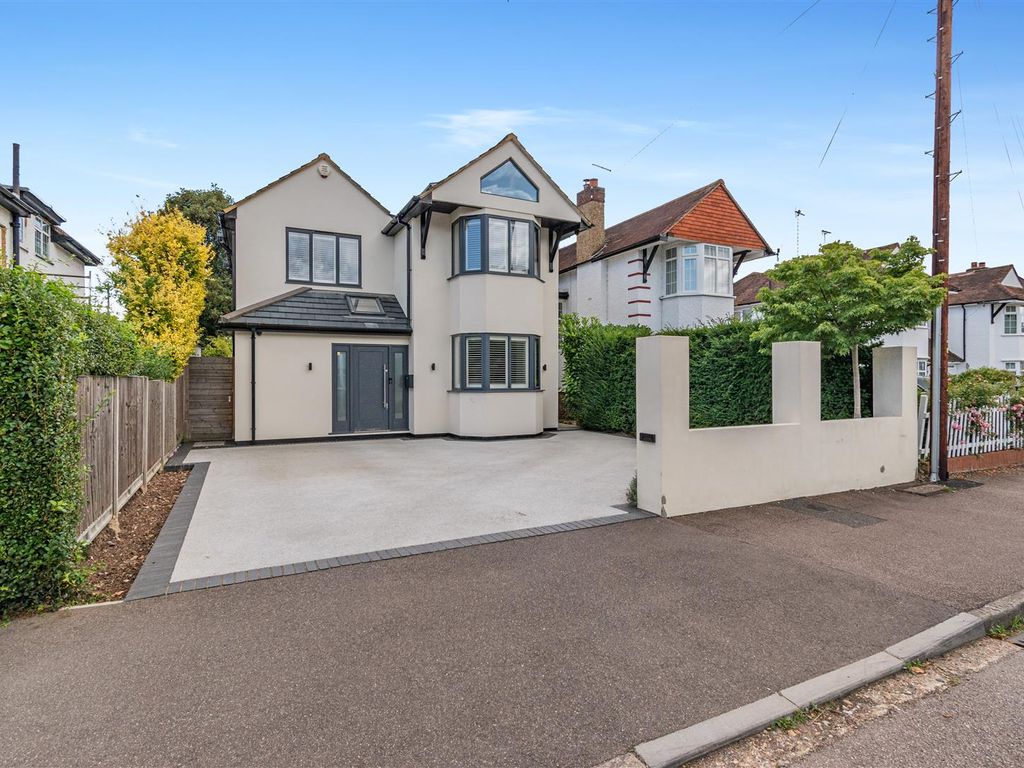 4 bed property for sale in Elm Way, Rickmansworth WD3, £895,000