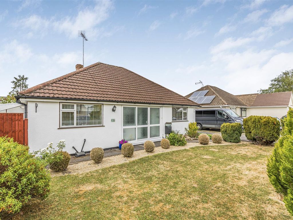 3 bed detached bungalow for sale in Furze Way, Horndean, Waterlooville PO8, £375,000