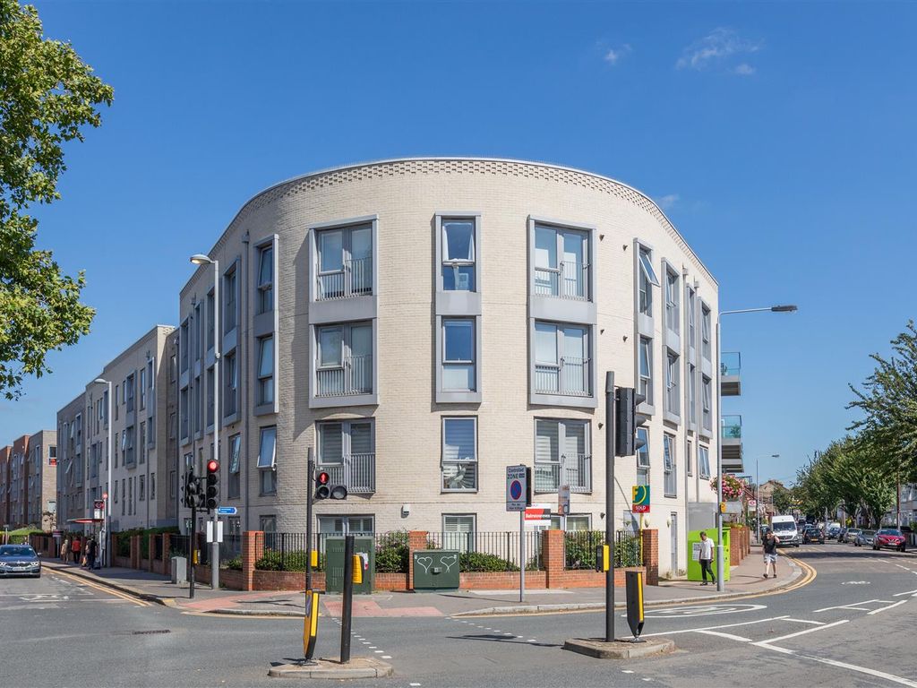 2 bed flat for sale in Hainault Road, London E11, £405,000