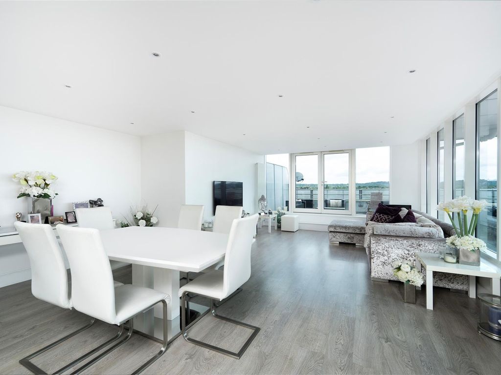 3 bed flat for sale in Station Road, Edgware HA8, £699,950
