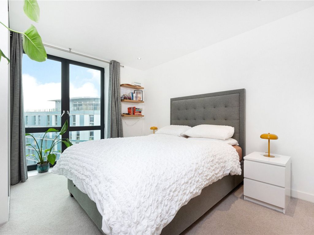 1 bed flat for sale in Buckhurst Street, London E2, £425,000