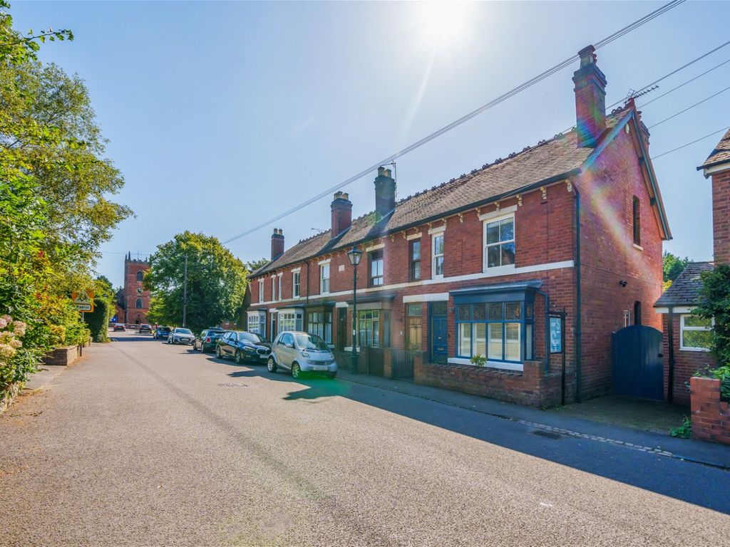 3 bed end terrace house for sale in Vicarage Road, Penn, Wolverhampton WV4, £375,000