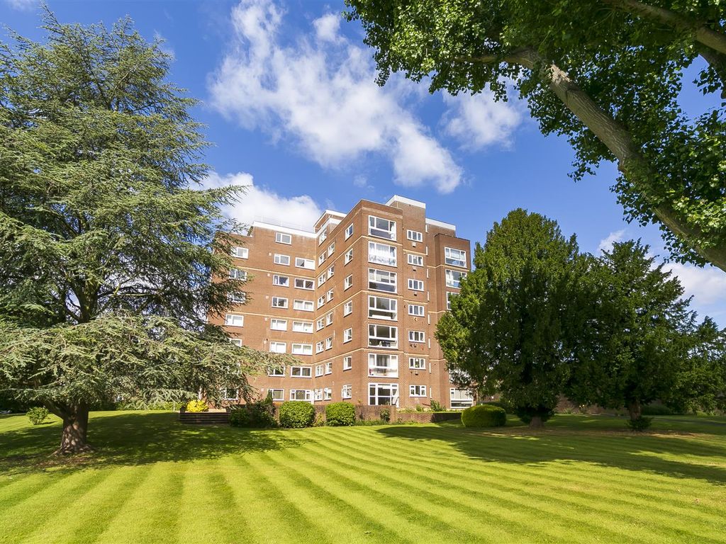 2 bed flat for sale in Broom Park, Teddington TW11, £565,000