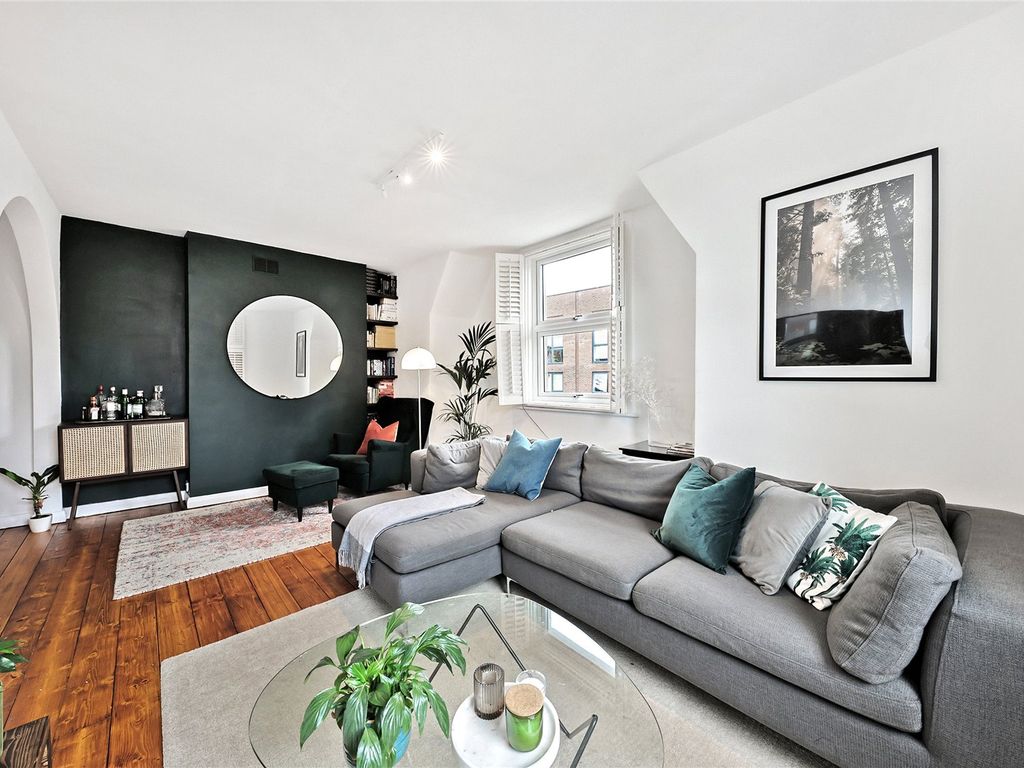 3 bed flat for sale in Silmore Lodge, Dinsmore Road SW12, £600,000