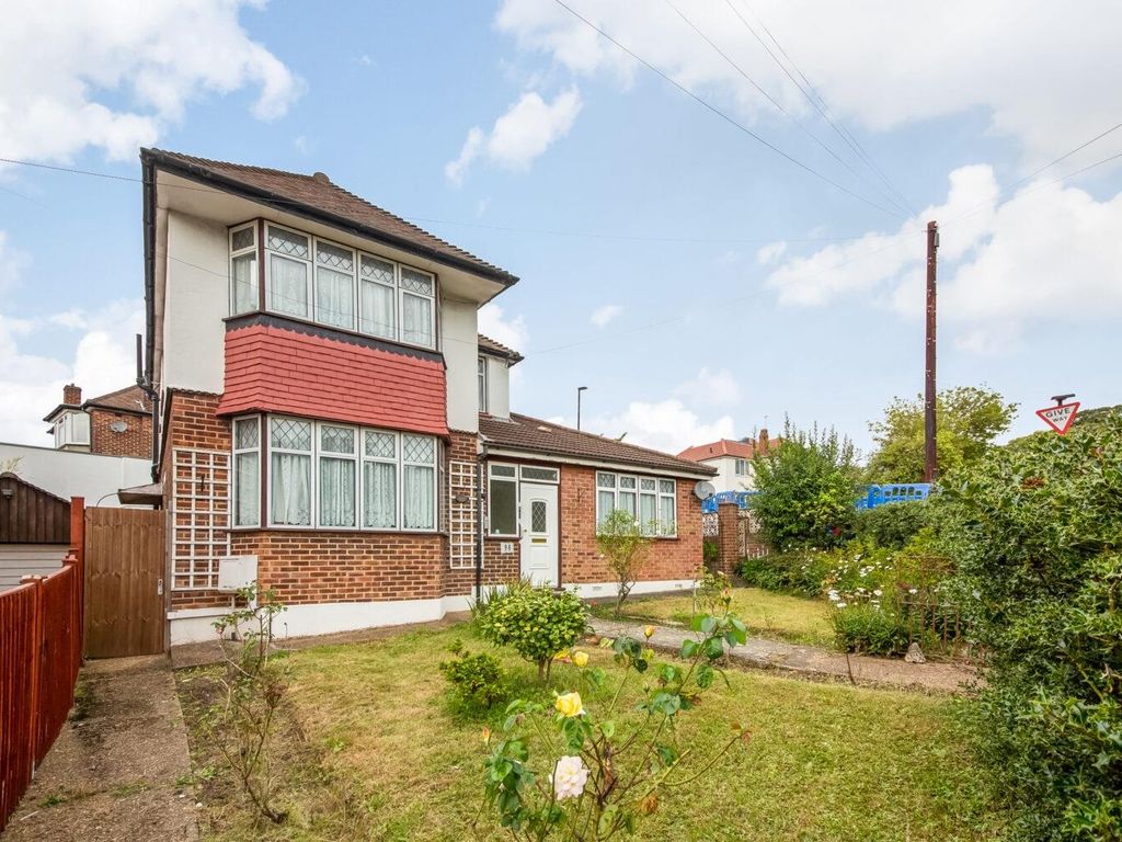 3 bed detached house for sale in Spa Hill, Crystal Palace, London SE19, £715,000