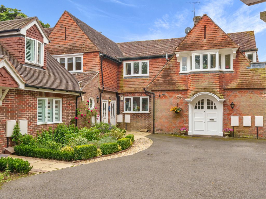 3 bed flat for sale in Burnhams Road, Little Bookham KT23, £425,000