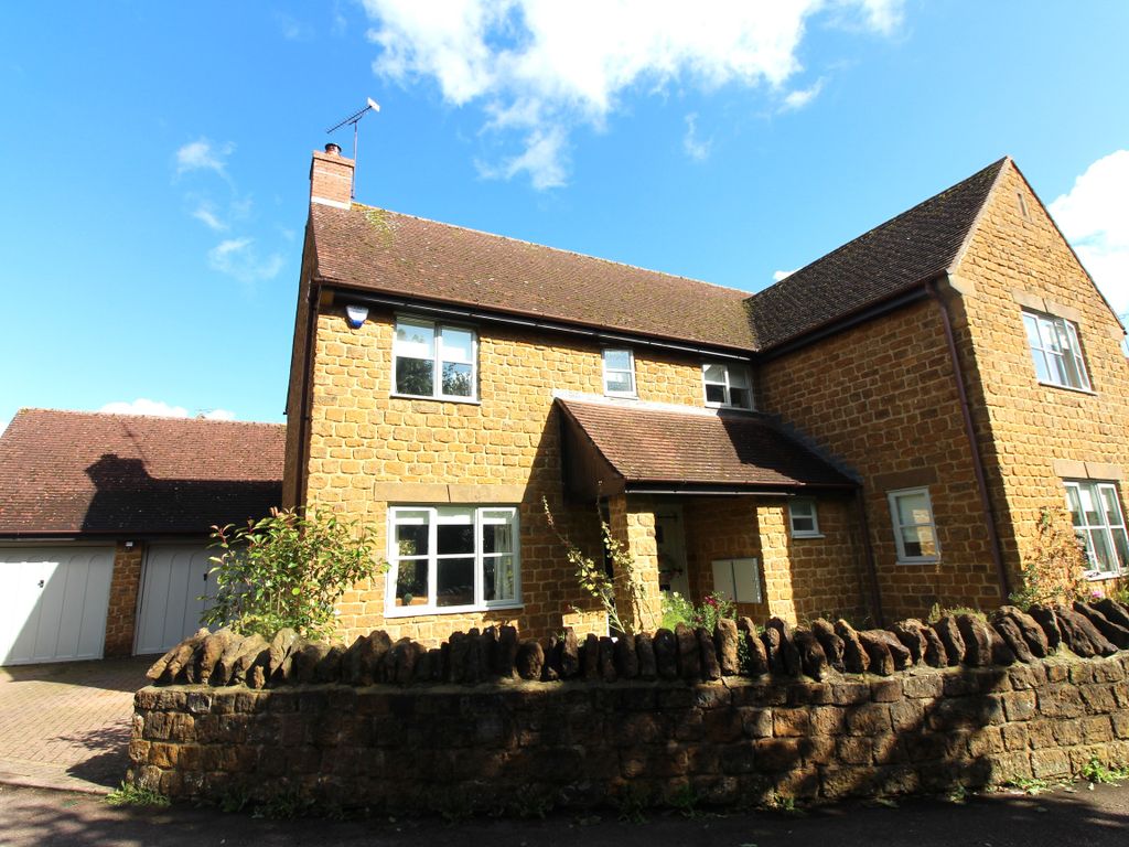 5 bed detached house for sale in Kilnwood, Hook Norton OX15, £750,000