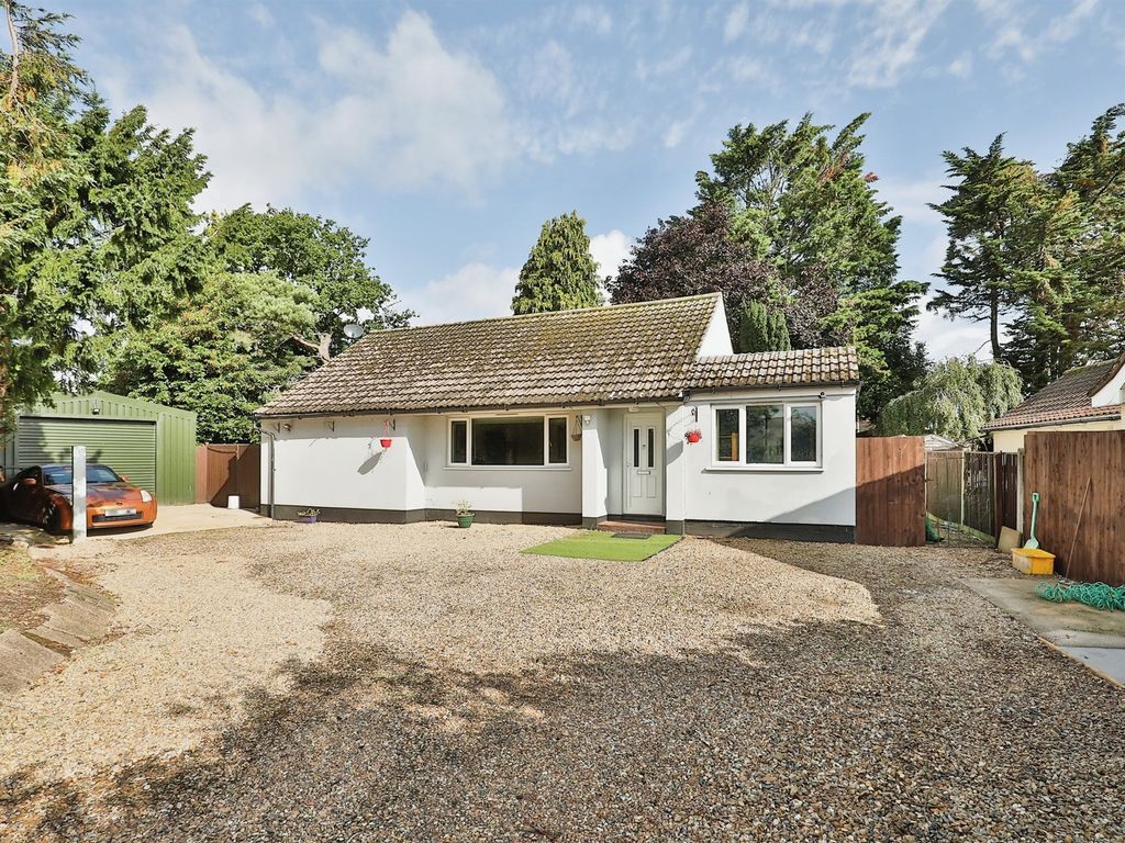 4 bed detached bungalow for sale in Oaks Drive, Swaffham PE37, £450,000