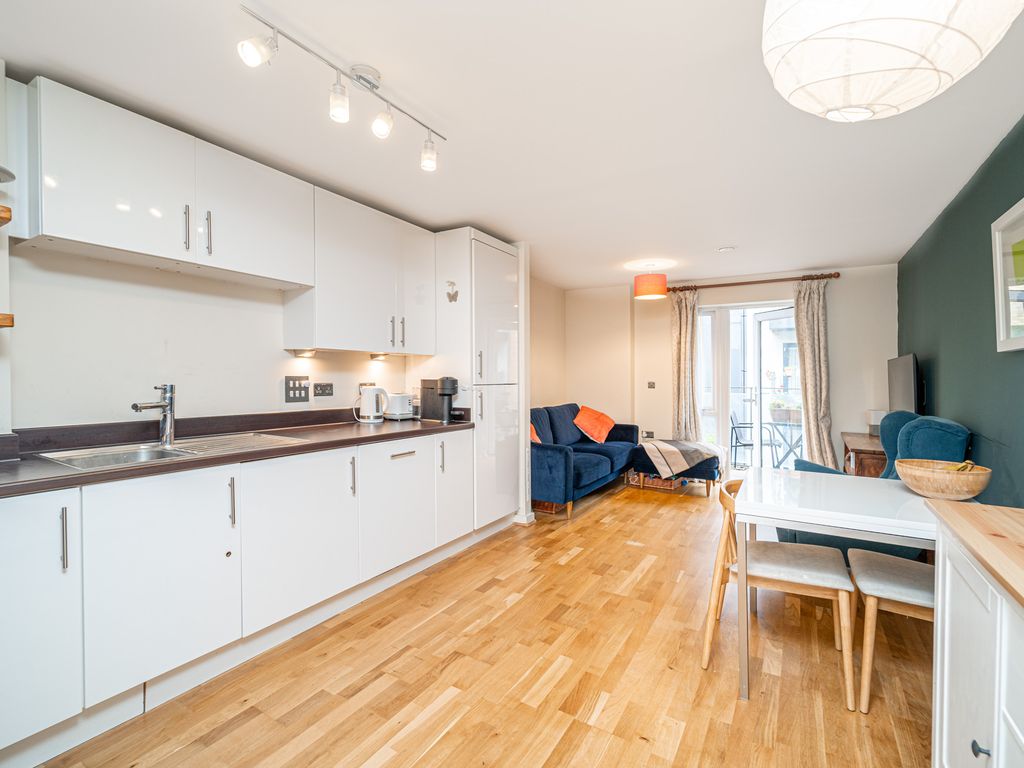2 bed flat for sale in Fairbridge Road, Archway N19, £450,000