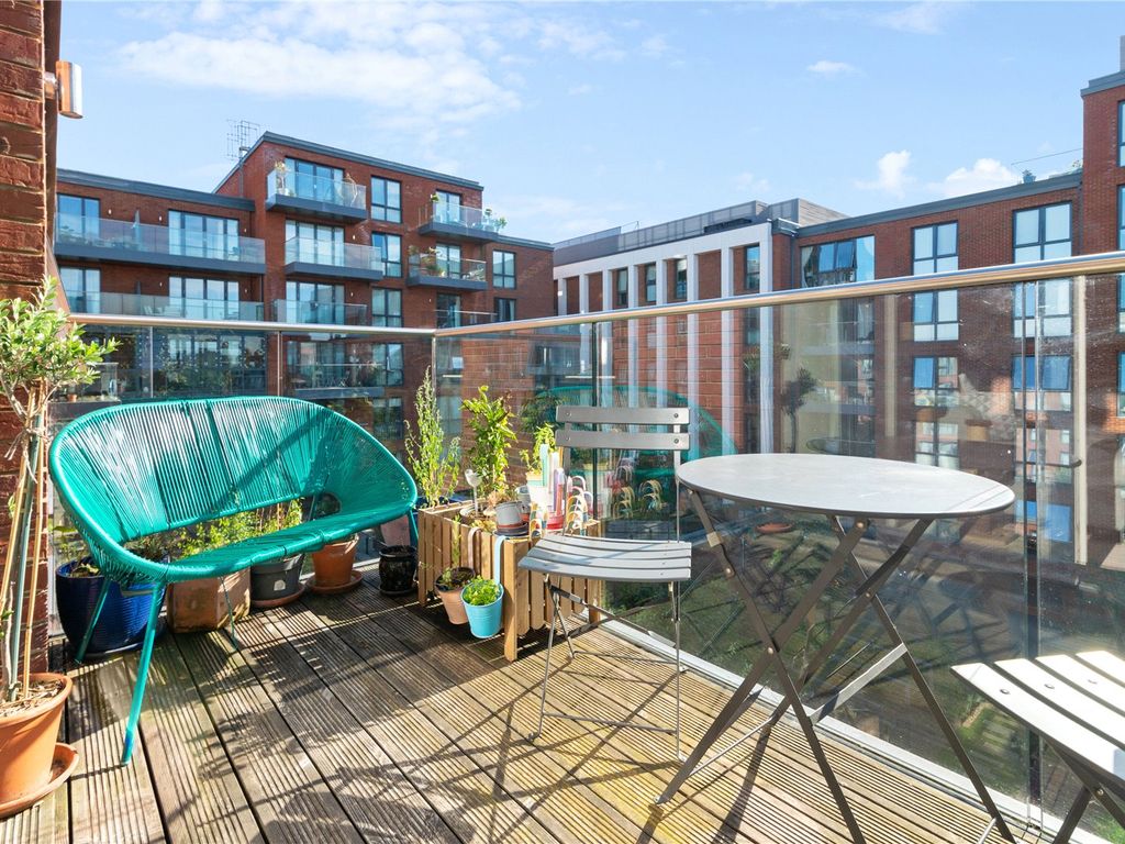 2 bed flat for sale in Gaumont Place, London SW2, £500,000