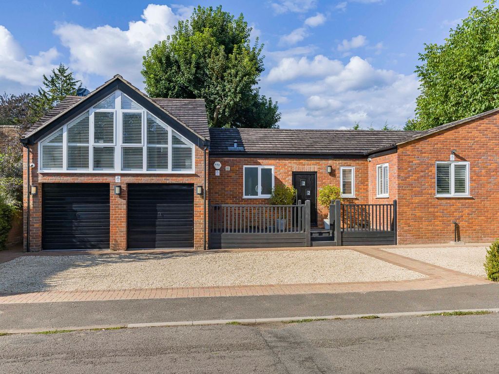 4 bed detached bungalow for sale in Jeffries Court, Bourne End SL8, £1,250,000