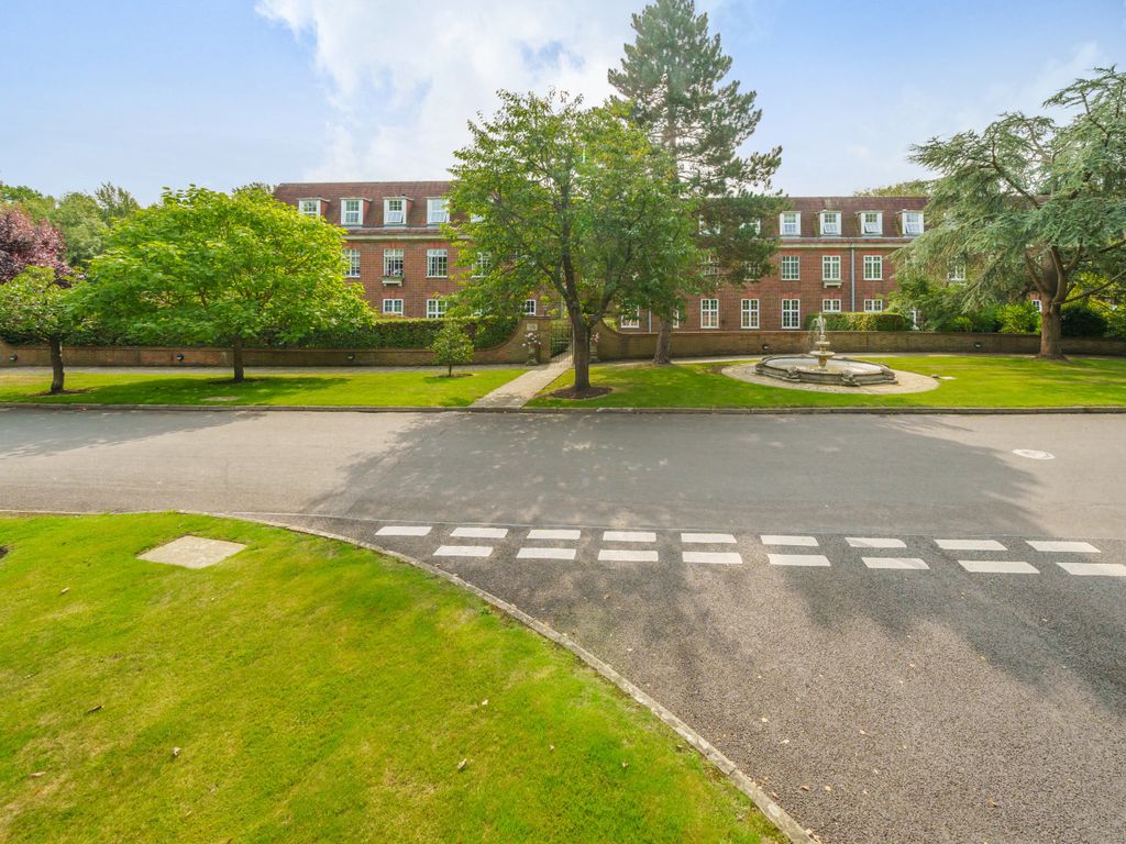 3 bed flat for sale in Ottershaw Park, Ottershaw KT16, £500,000