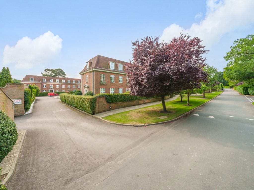 3 bed flat for sale in Ottershaw Park, Ottershaw KT16, £500,000