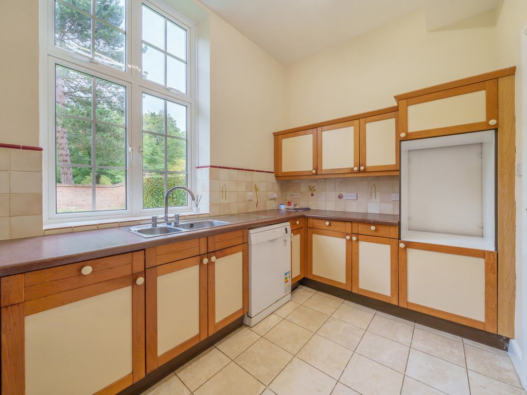 3 bed flat for sale in Ottershaw Park, Ottershaw KT16, £500,000