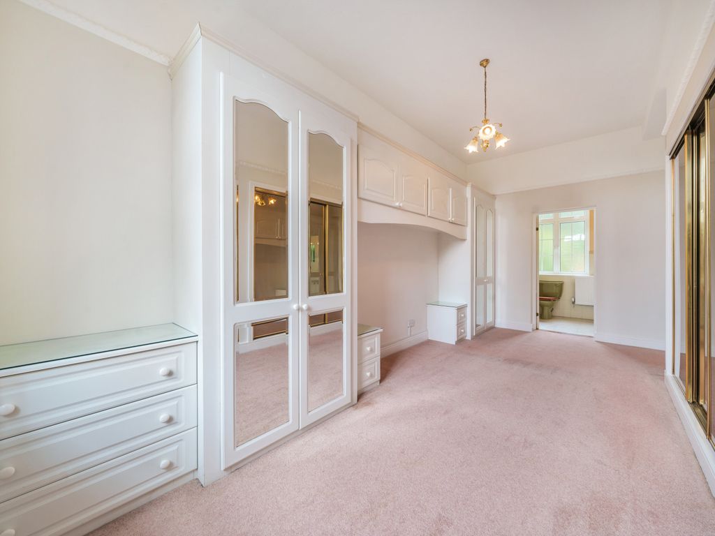 3 bed flat for sale in Ottershaw Park, Ottershaw KT16, £500,000