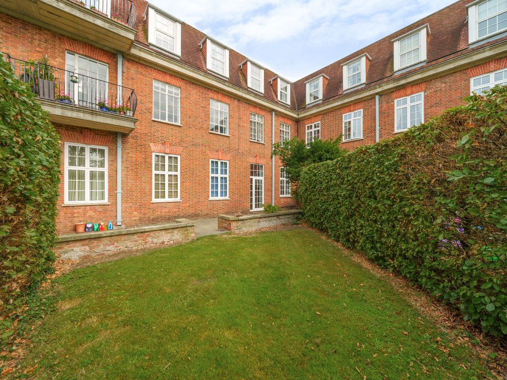3 bed flat for sale in Ottershaw Park, Ottershaw KT16, £500,000