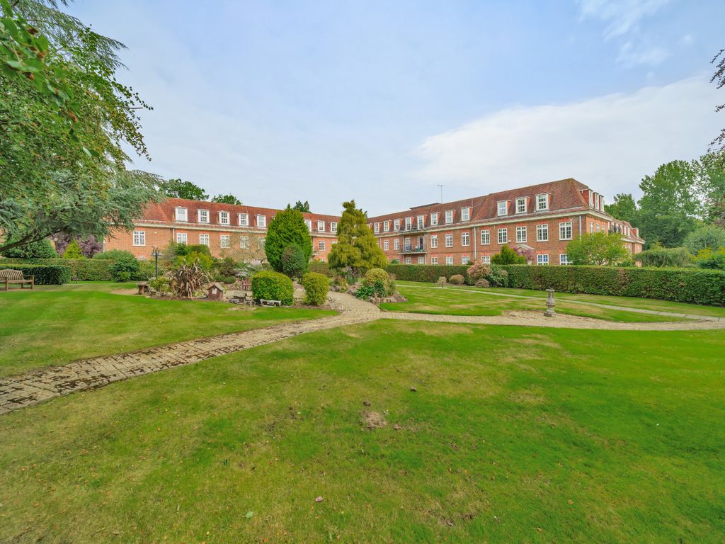 3 bed flat for sale in Ottershaw Park, Ottershaw KT16, £500,000