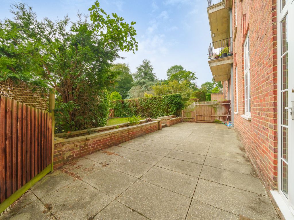 3 bed flat for sale in Ottershaw Park, Ottershaw KT16, £500,000