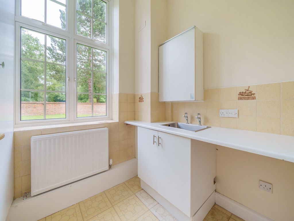 3 bed flat for sale in Ottershaw Park, Ottershaw KT16, £500,000