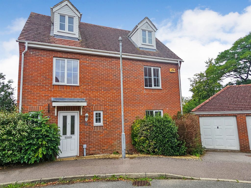 5 bed detached house for sale in Whitechurch Close, Stone, Aylesbury HP17, £465,000
