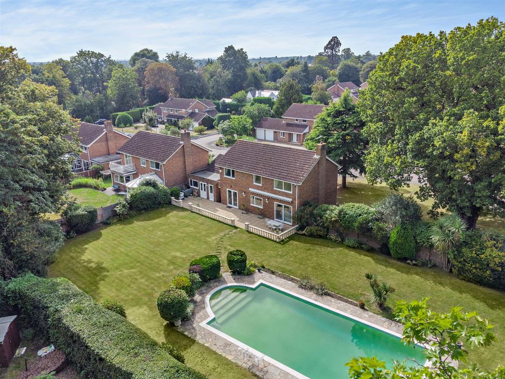 5 bed property for sale in Bulkeley Close, Englefield Green, Egham TW20, £1,425,000