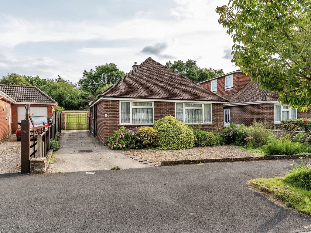 2 bed detached bungalow for sale in Sylvia Crescent, Totton, Southampton SO40, £375,000