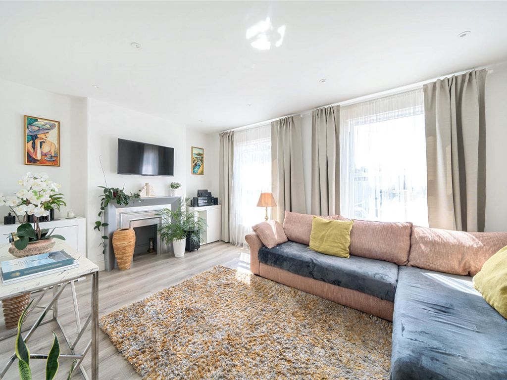 3 bed flat for sale in Gipsy Road, London SE27, £500,000