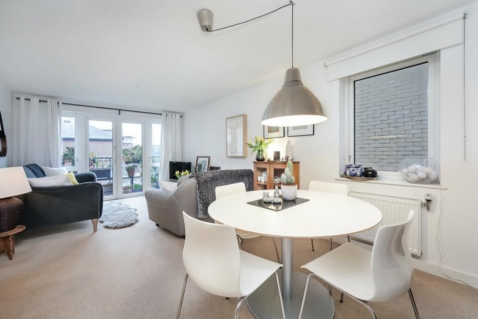 3 bed flat for sale in Seven Sisters Road, London N4, £600,000